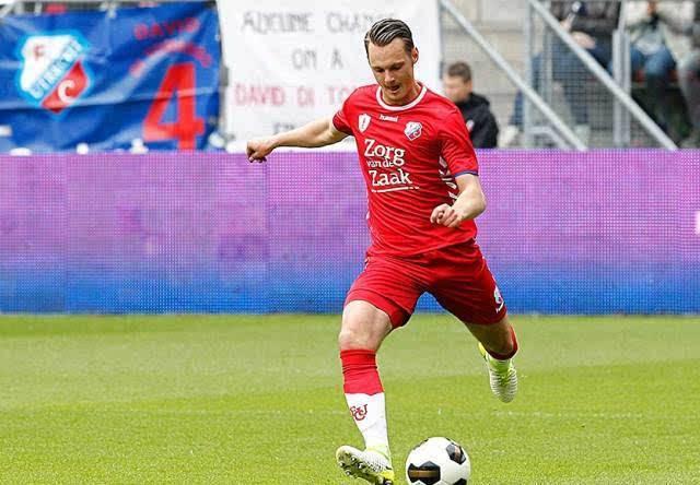 球迷翘首以 球迷翘首以