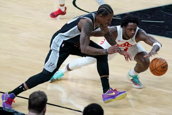 赛中做出更 赛中做出更