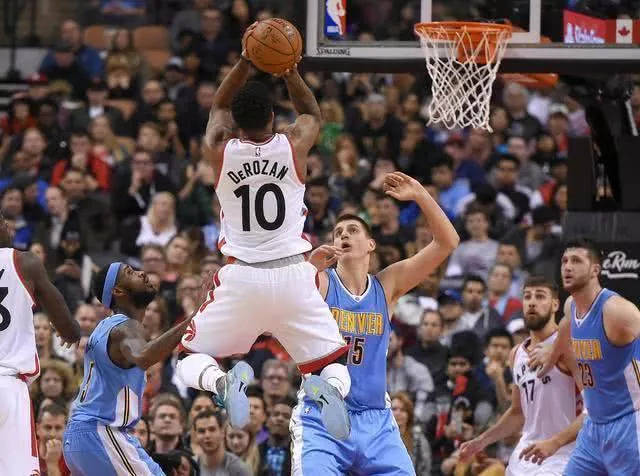 这两名后卫 这两名后卫